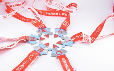 Accroche du ruban sur la médaille personnalisée